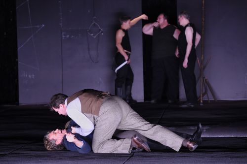 Heiko Trinsinger (Kaspar), Maximilian Schmitt (Max) (von unten), Statisterie | © Martin Kaufhold Heiko Trinsinger (Kaspar), Maximilian Schmitt (Max) (von unten), Statisterie | © Martin Kaufhold